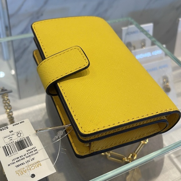 Michael Kors Medium Crossgrain Leather Wallet
COLOR GOLDEN YELLOW
NWT - Picture 3 of 16